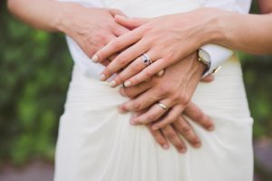 Tendência das noivas: anel de noivado com pedra colorida