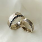 Clássicas, mas nem tanto: descubra o charme das alianças de casamento com acabamento martelado ✨