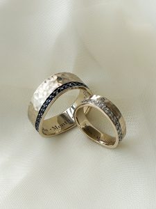 Clássicas, mas nem tanto: descubra o charme das alianças de casamento com acabamento martelado ✨