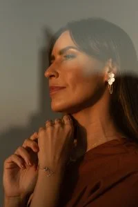 Semijoia e joia: entenda a diferença antes de escolher ✨
