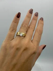 Será que nossas alianças vão combinar com meu anel de noivado?